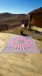 XXL strandlaken Seashell Pink 235x220 cm, uitgespreid op een zonnige rots met uitzicht op de bergen