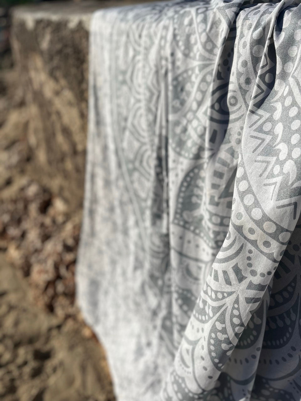 XXL strandlaken Silver Ombre 235x220 cm, close-up van de zilvergrijze tinten