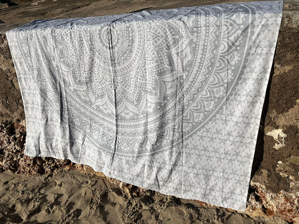 XXL strandlaken Silver Ombre 235x220 cm, opgehangen in de zon