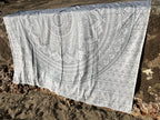 XXL strandlaken Silver Ombre 235x220 cm, opgehangen in de zon