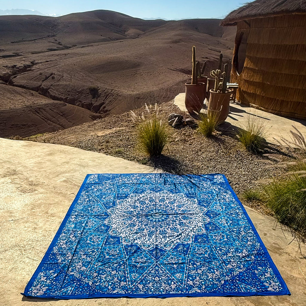 XXL strandlaken Star Blue 235x220 cm, bij een strohut in de bergen