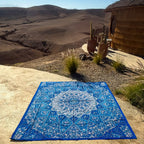 XXL strandlaken Star Blue 235x220 cm, bij een strohut in de bergen