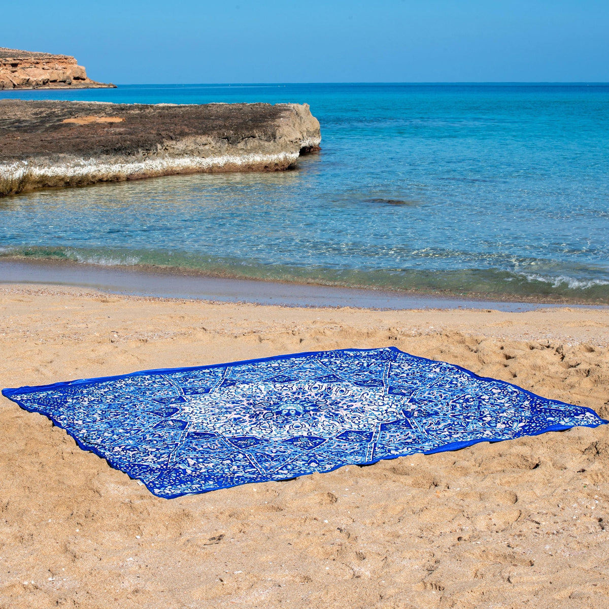 XXL strandlaken Star Blue 235x220 cm, uitgespreid op het strand