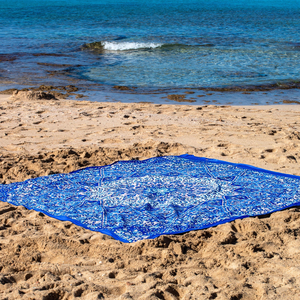 XXL beach towel Star Blue 235x220 cm, on the sand by the sea