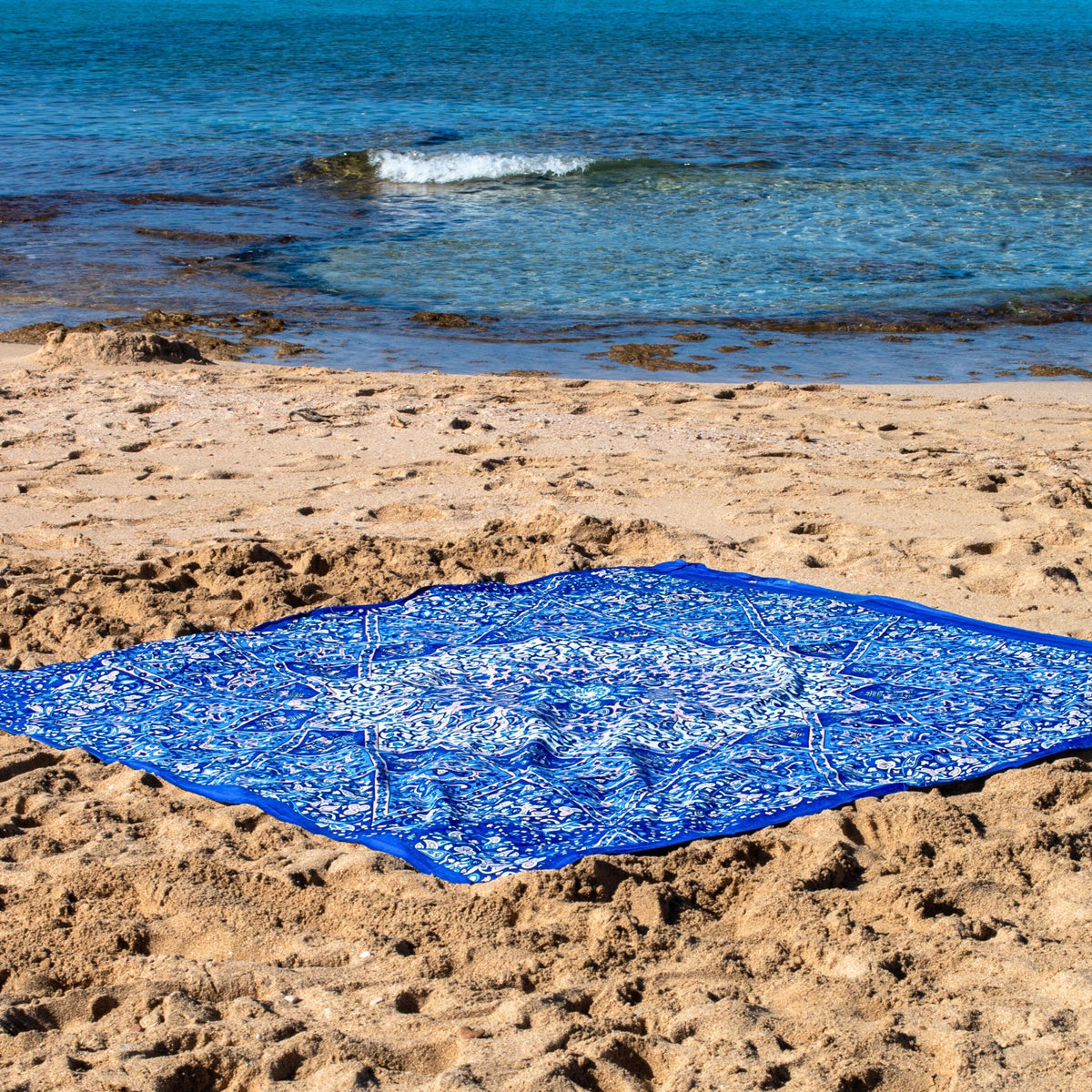 XXL beach towel Star Blue 235x220 cm, on the sand by the sea