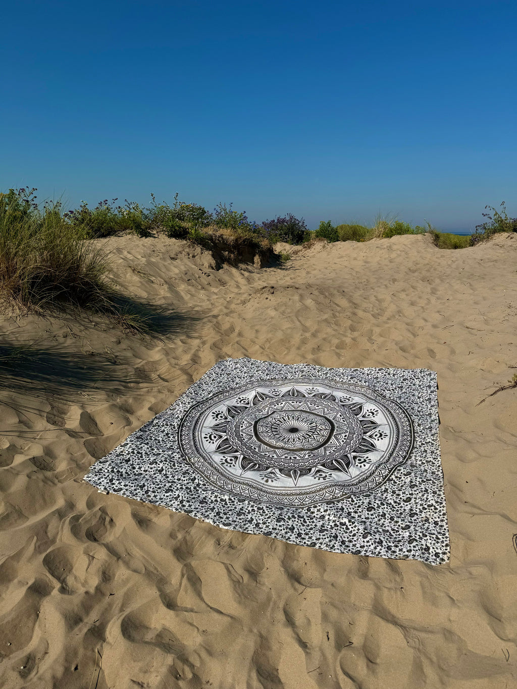 XXL strandlaken Flowerpower Black zwart wit uitgespreid in de duinen
