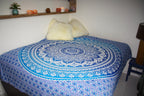 XXL strandlaken Blue Ombre 235x220 cm, als sprei op bed