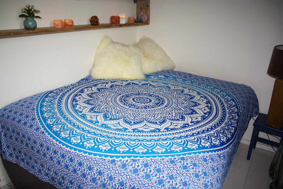 XXL strandlaken Blue Ombre 235x220 cm, als sprei op bed