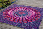 XXL strandlaken Purple Paradise 235x220 cm, op een houten steiger