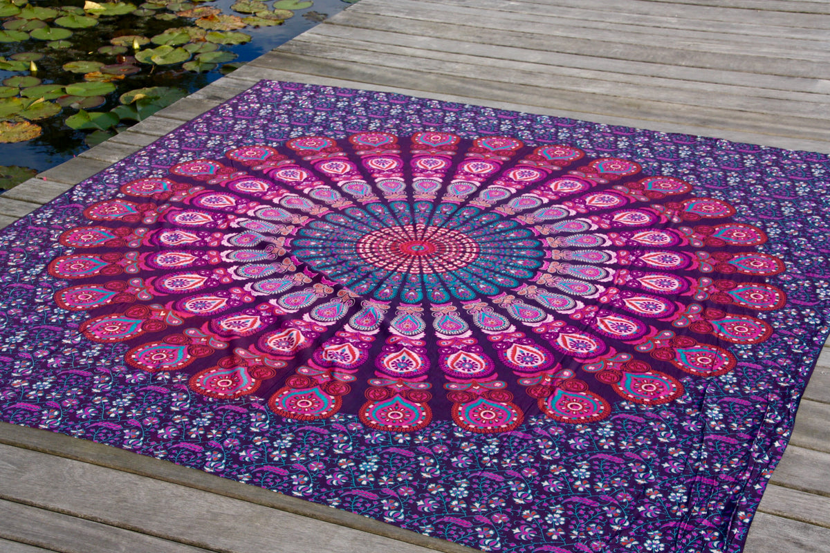 XXL strandlaken Purple Paradise 235x220 cm, op een houten steiger
