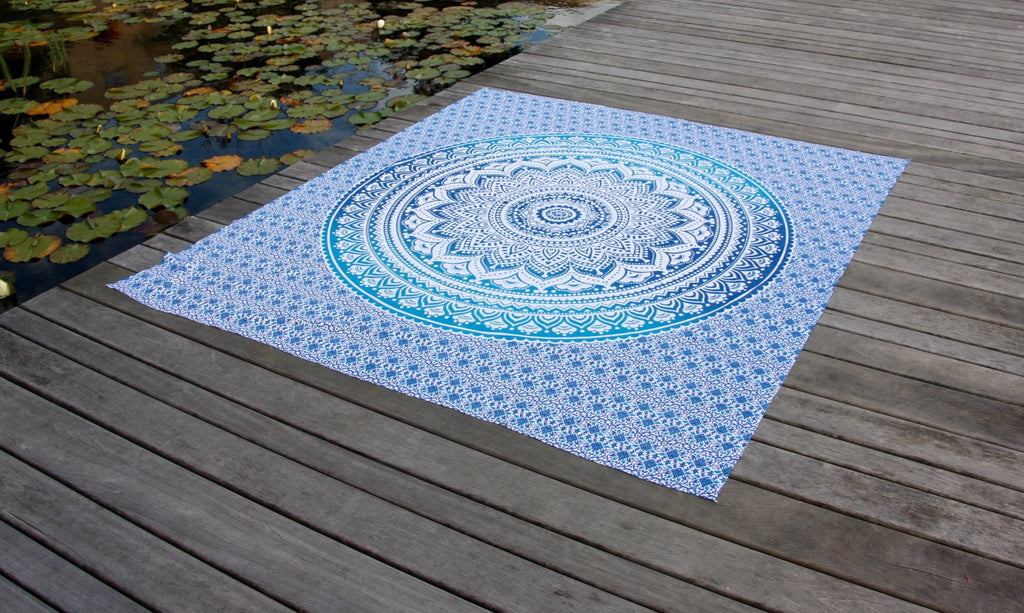 XXL strandlaken Blue Ombre 235x220 cm, op een houten steiger