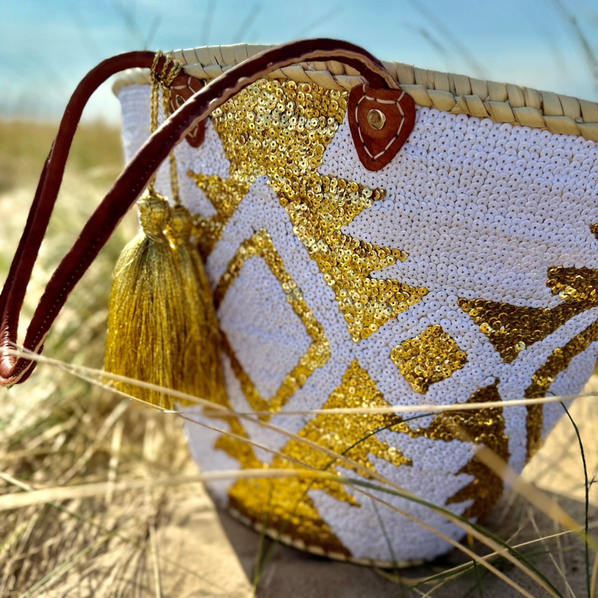 Boho rieten strandtas Aztec wit en goud, close-up van het Aztec patroon met gouden tassel