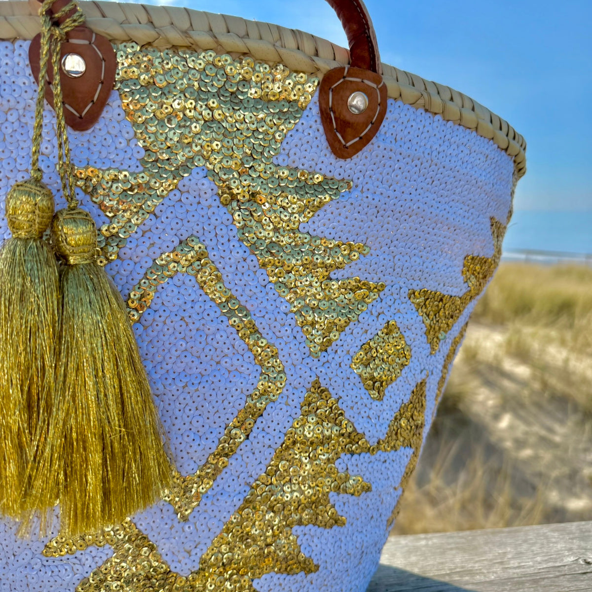 Boho rieten strandtas Aztec wit en goud, detail van de pailletten en de tassel