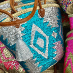 Boho rieten strandtas Aztec zilver en blauw, close-up van de pailletten en de tassel