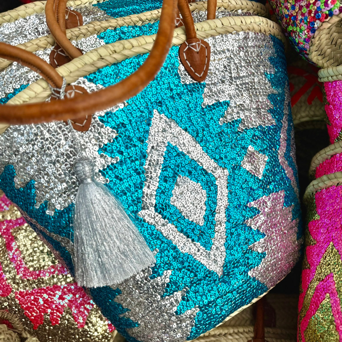 Boho rieten strandtas Aztec zilver en blauw, close-up van de pailletten en de tassel
