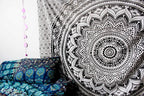 XXL strandlaken Black Ombre 235x220 cm, close-up van de mandala met kussens