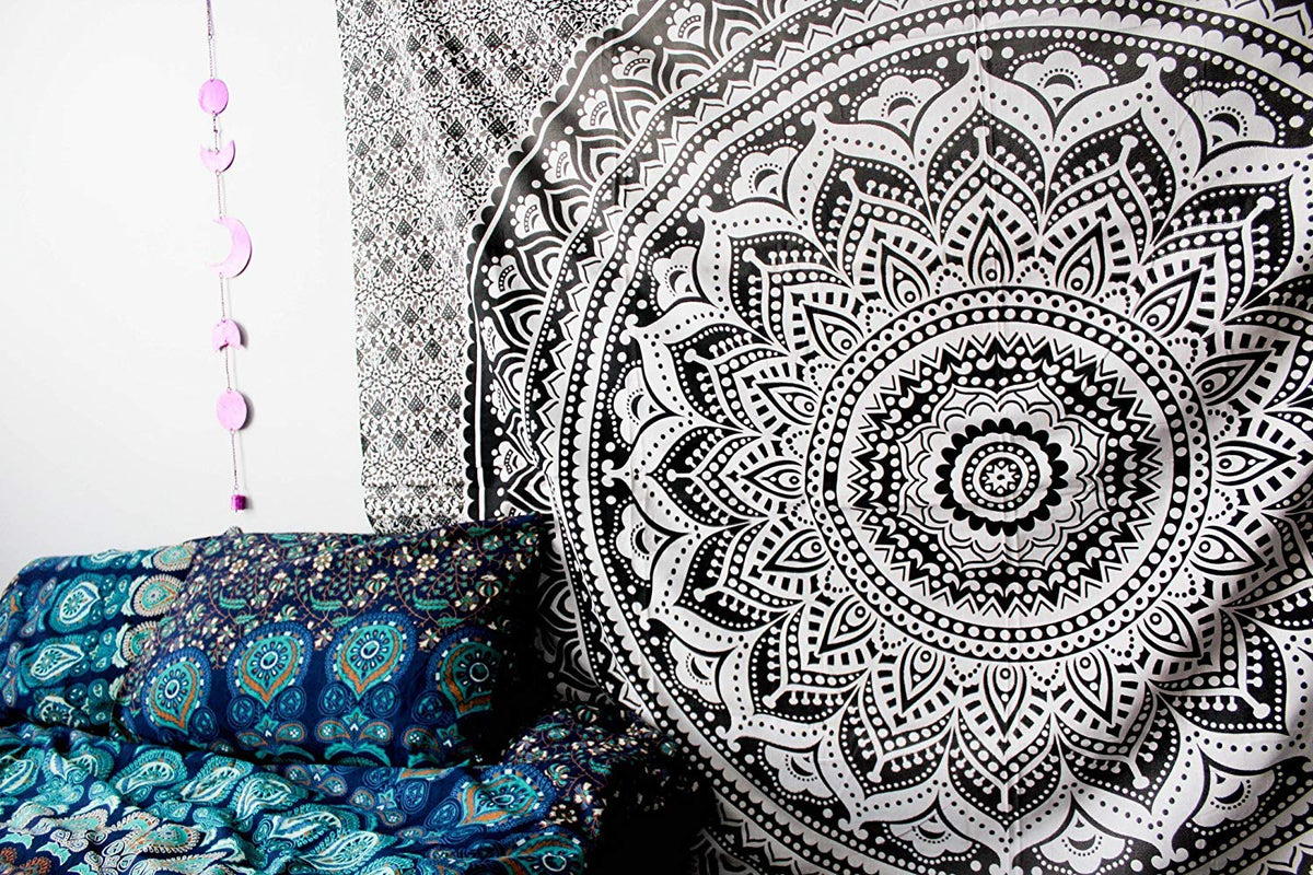 XXL strandlaken Black Ombre 235x220 cm, close-up van de mandala met kussens
