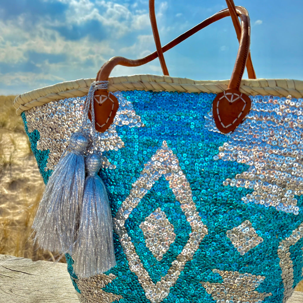 Boho rieten strandtas Aztec zilver en blauw, detail van het Aztec patroon met tassel