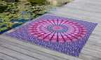 XXL strandlaken Purple Paradise 235x220 cm, op een houten steiger bij het water