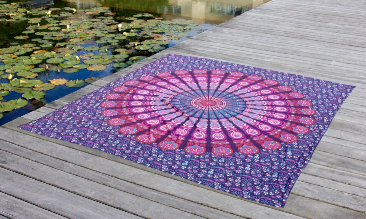 XXL strandlaken Purple Paradise 235x220 cm, op een houten steiger bij het water