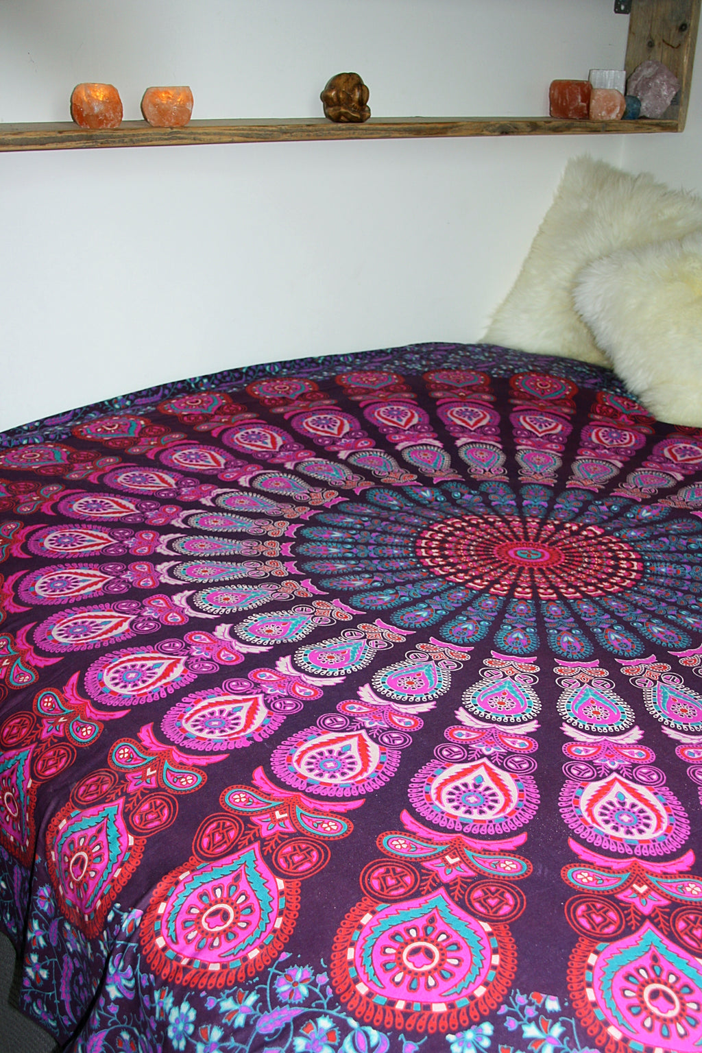 XXL strandlaken Purple Paradise 235x220 cm, als sprei op bed