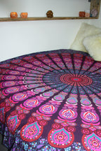 XXL strandlaken Purple Paradise 235x220 cm, als sprei op bed