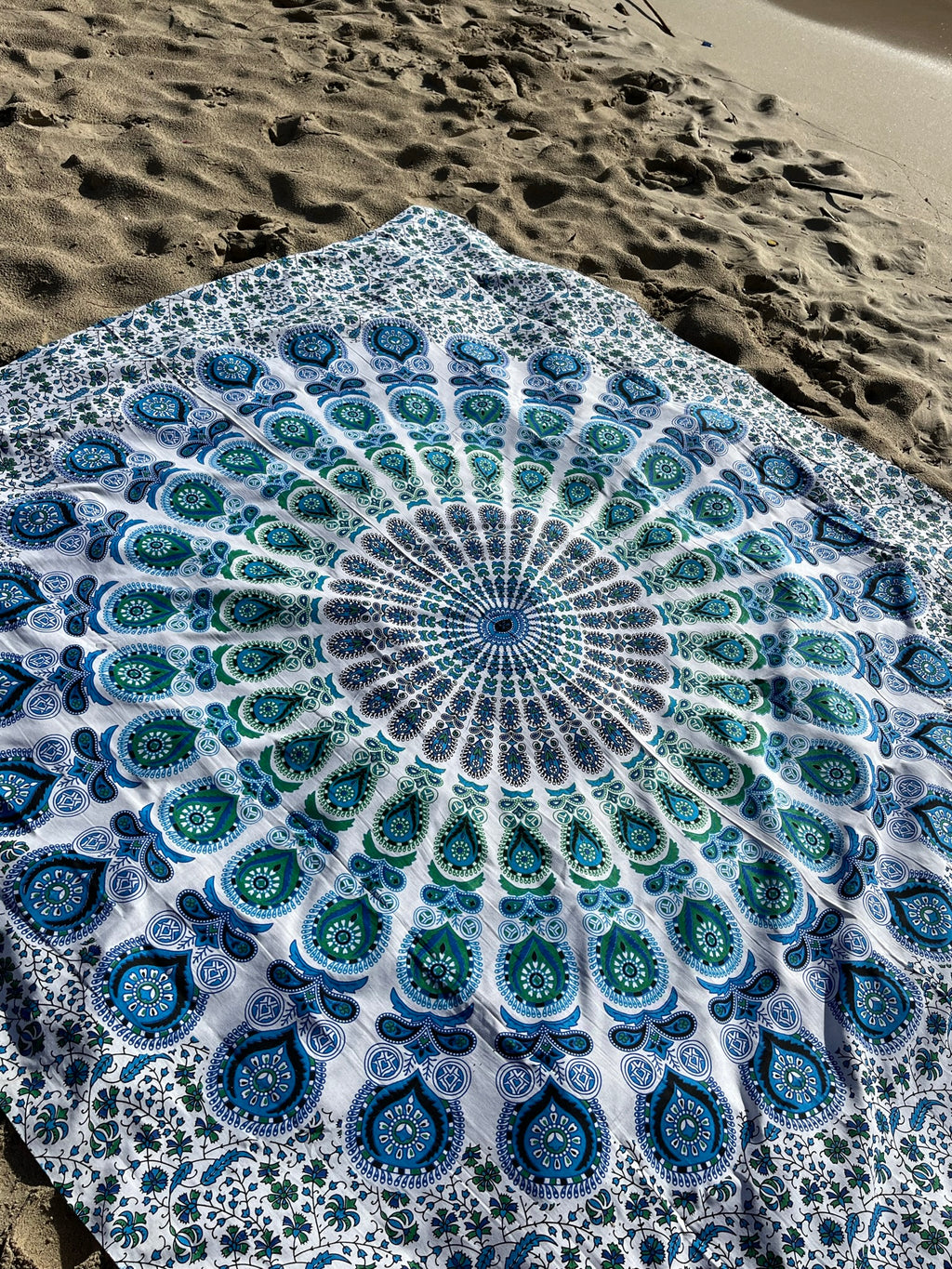 XXL strandlaken Ocean 235x220 cm, bovenaanzicht van de mandala op het zand