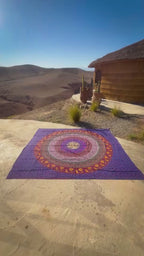 Video van XXL strandlaken Multi Ibiza 235x220 cm in de zon met uitzicht op de bergen