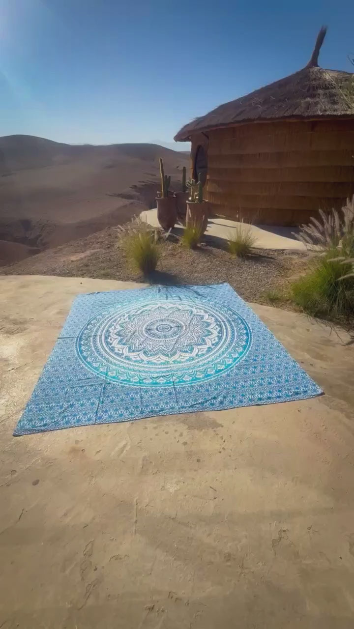 Video van XXL strandlaken Blue Ombre 235x220 cm, uitgespreid in de bergen