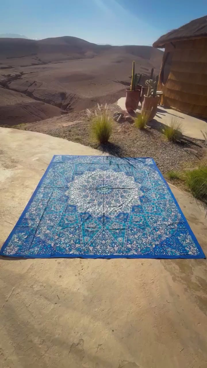 Video van XXL strandlaken Star Blue 235x220 cm, uitgespreid in de bergen
