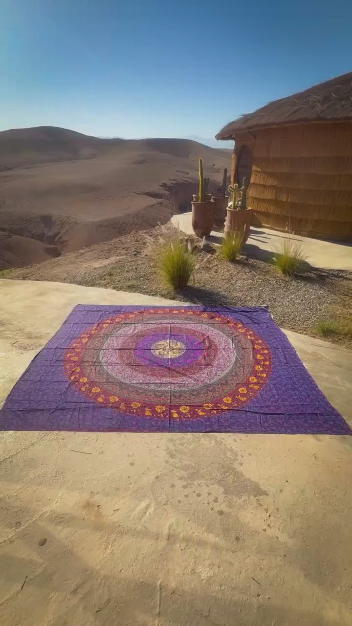 Video van XXL strandlaken Multi Ibiza 235x220 cm, uitgespreid in de bergen