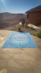 Video van XXL strandlaken Blue Ombre 235x220 cm in de zon met uitzicht op de bergen