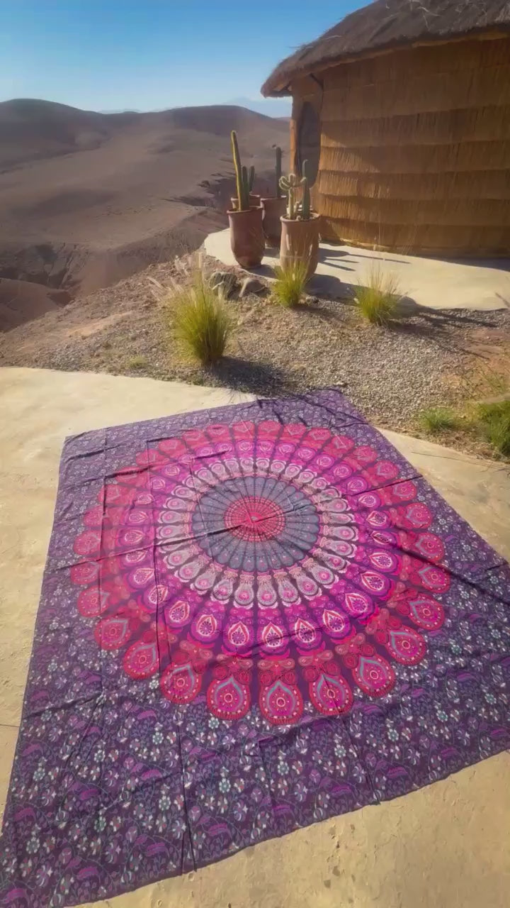 Video van XXL strandlaken Purple Paradise 235x220 cm in een berglandschap