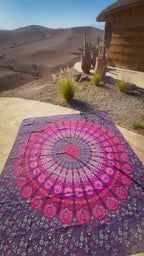 Video van XXL strandlaken Purple Paradise 235x220 cm, uitgespreid in de bergen