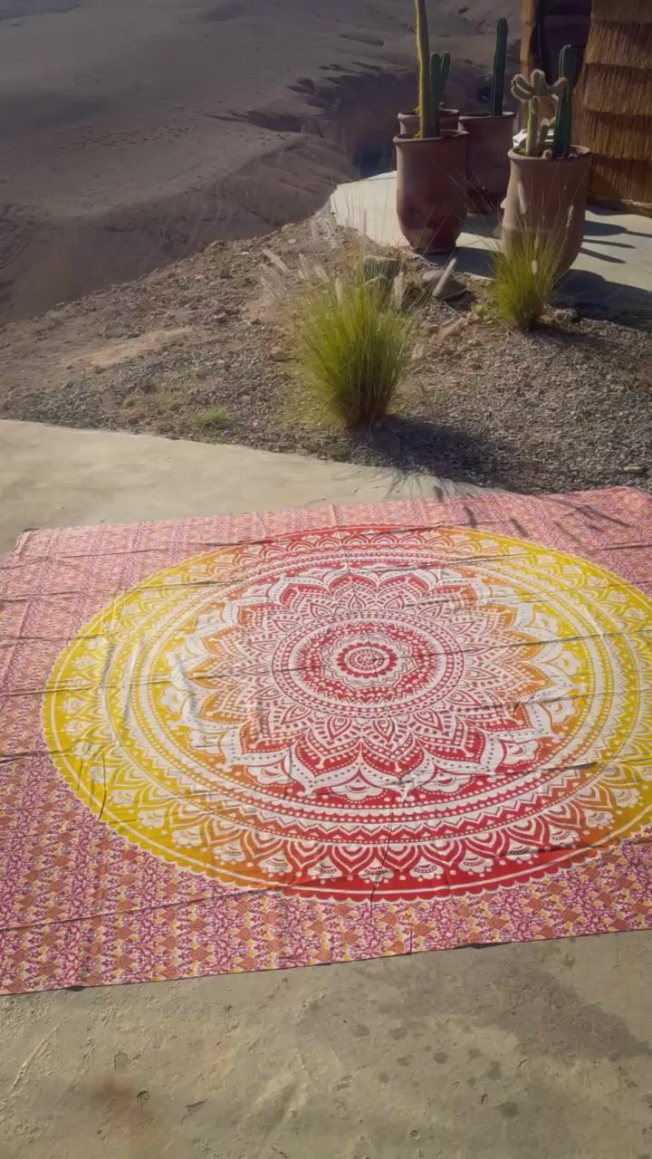Video van XXL strandlaken Geel Oranje Ombre 235x220 cm, uitgespreid in de bergen