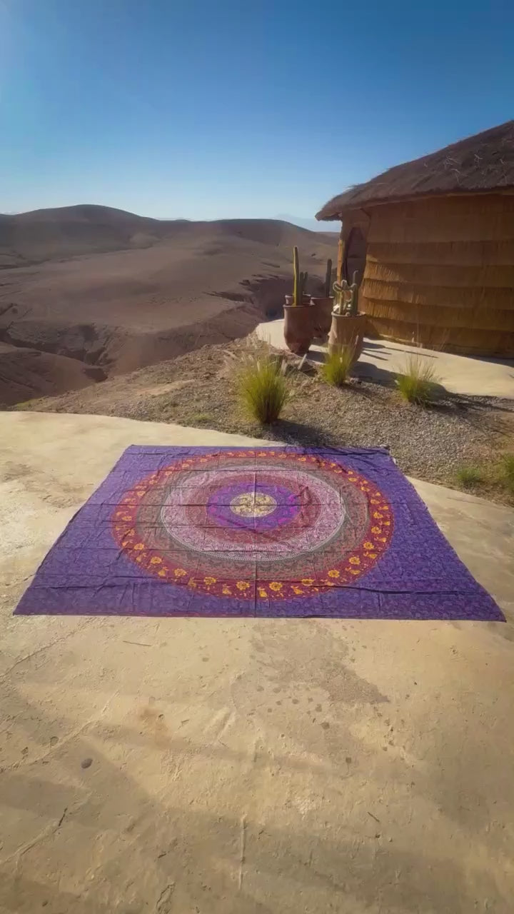 Video van XXL strandlaken Multi Ibiza 235x220 cm op een zonnige rots in de bergen
