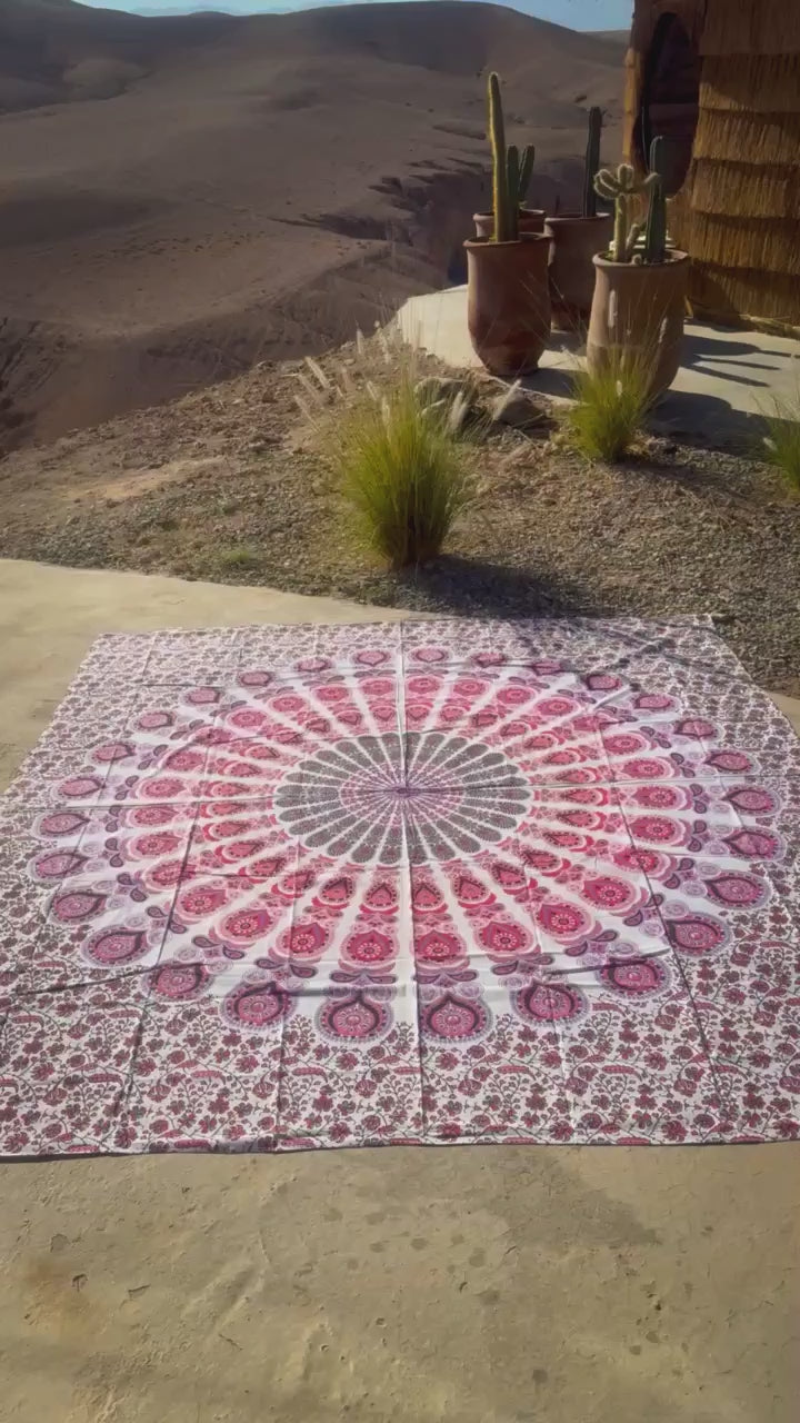 Video van XXL strandlaken Seashell Pink 235x220 cm in de zon met uitzicht op de bergen