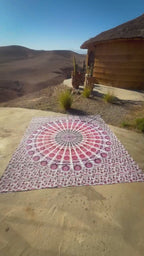 Video van XXL strandlaken Seashell Pink 235x220 cm, uitgespreid in de bergen