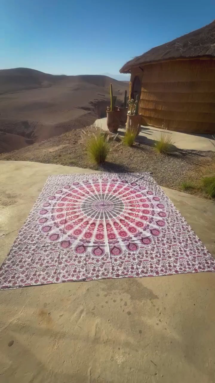 Video van XXL strandlaken Seashell Pink 235x220 cm, uitgespreid in de bergen