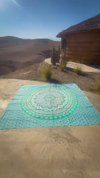 Video van XXL strandlaken Green Ombre 235x220 cm, uitgespreid in de bergen