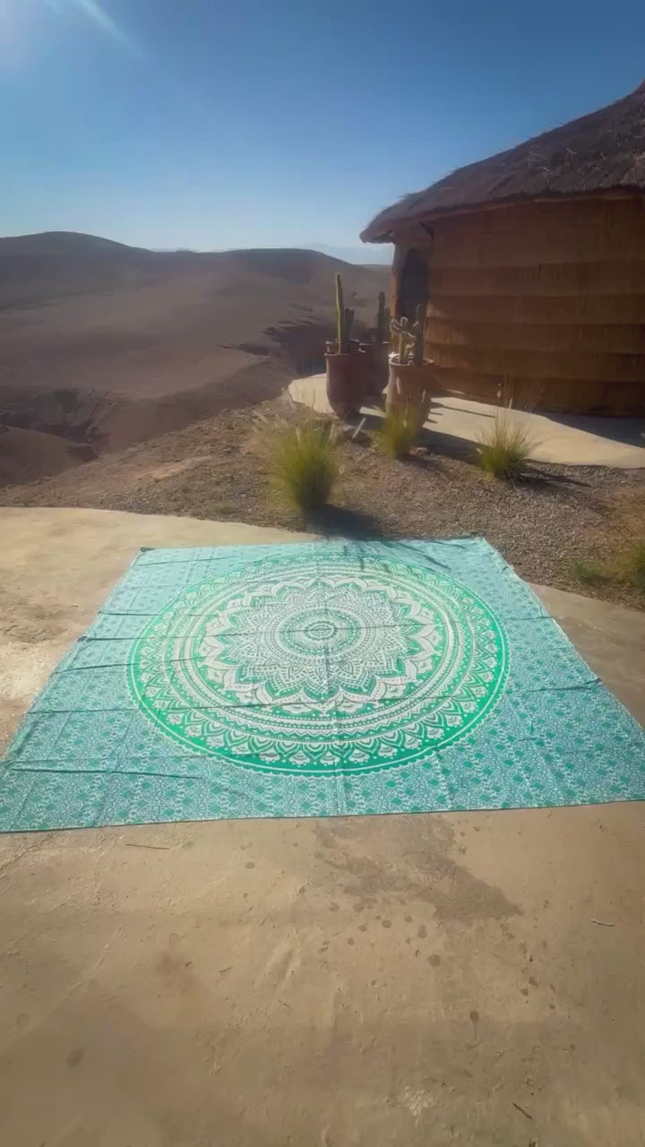 Video van XXL strandlaken Green Ombre 235x220 cm, uitgespreid in de bergen