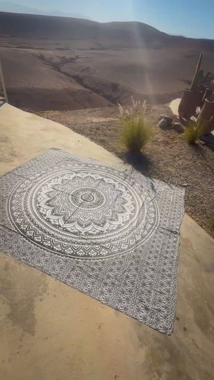 Video van XXL strandlaken Black Ombre 235x220 cm in de zon met uitzicht op de bergen