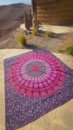 Video van XXL strandlaken Purple Paradise 235x220 cm op een zonnige rots in de bergen
