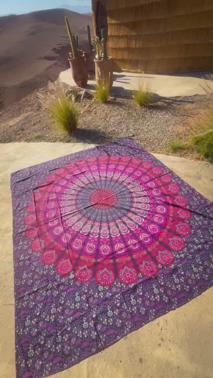 Video van XXL strandlaken Purple Paradise 235x220 cm op een zonnige rots in de bergen
