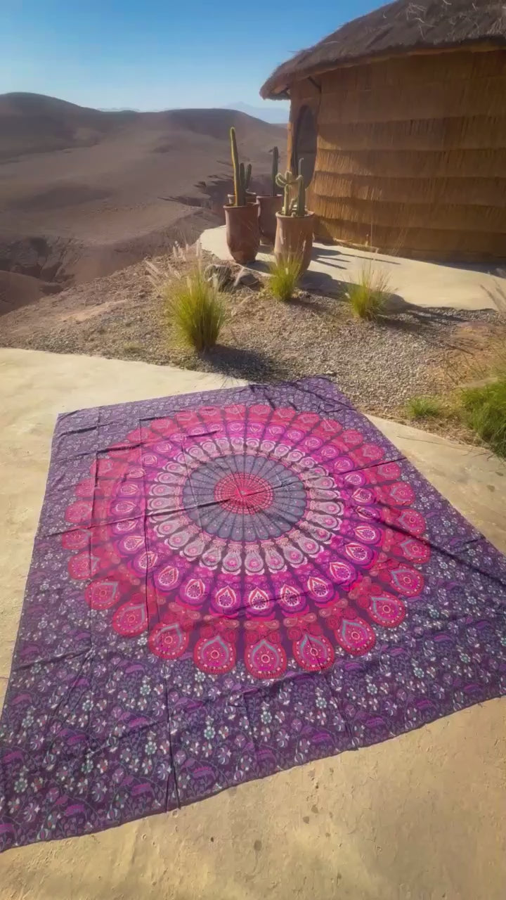 Video van XXL strandlaken Purple Paradise 235x220 cm in de zon met uitzicht op de bergen