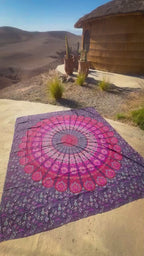 Video van XXL strandlaken Purple Paradise 235x220 cm in de zon met uitzicht op de bergen
