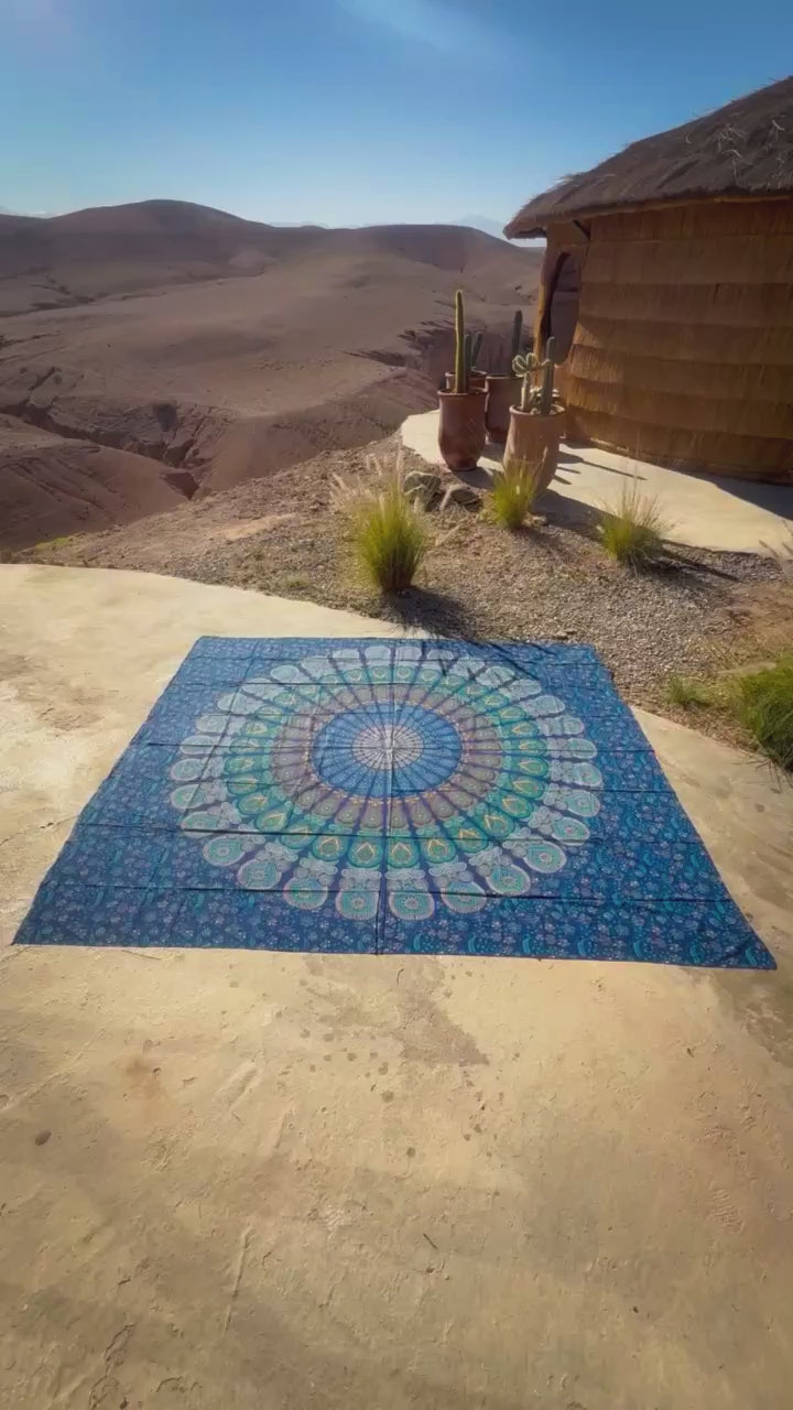 Video van XXL strandlaken Blue Paradise 235x220 cm in de zon met uitzicht op de bergen